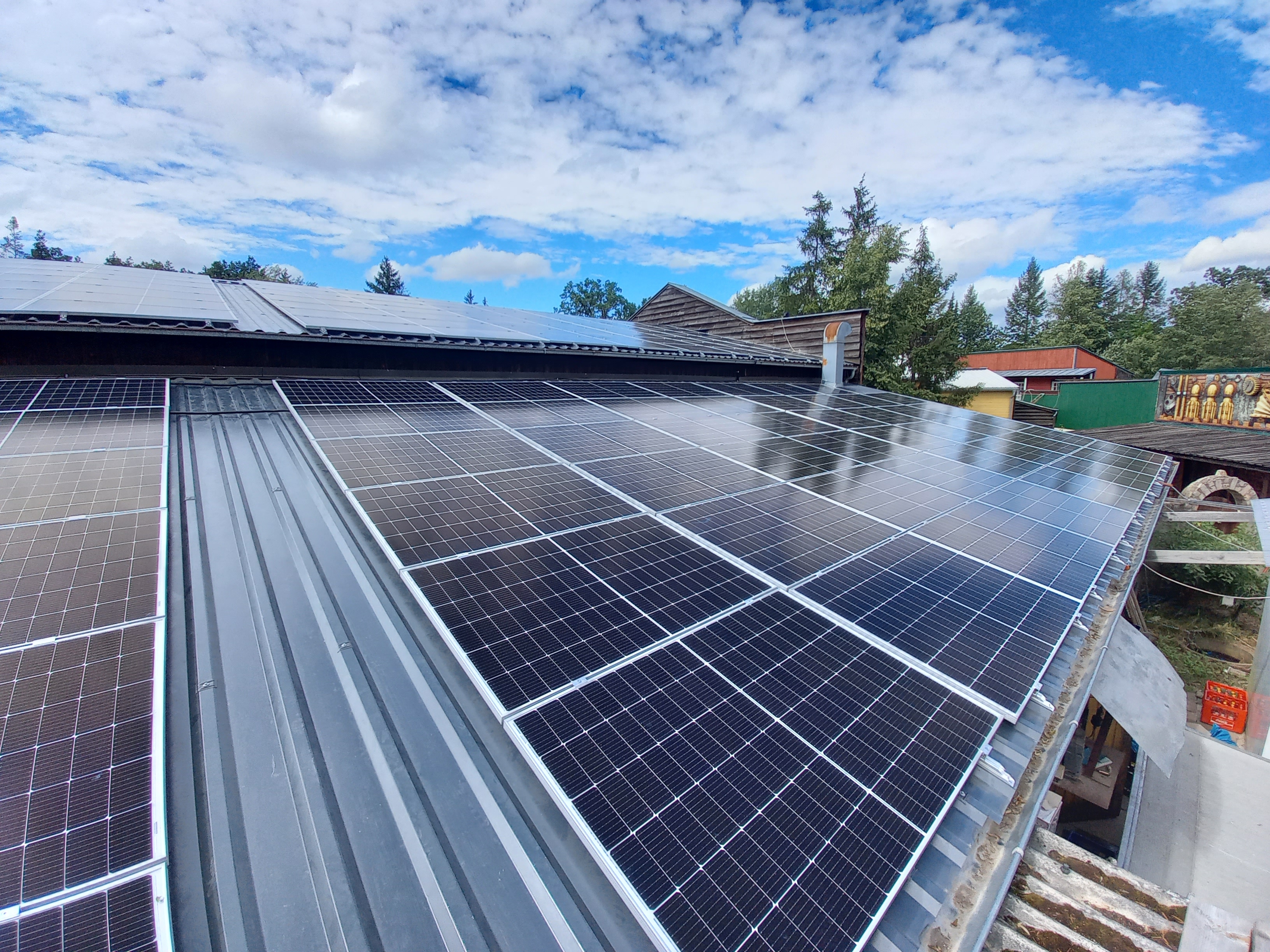 Nahaufnahme Solarmodule, Montageschienen und Profilblechdach